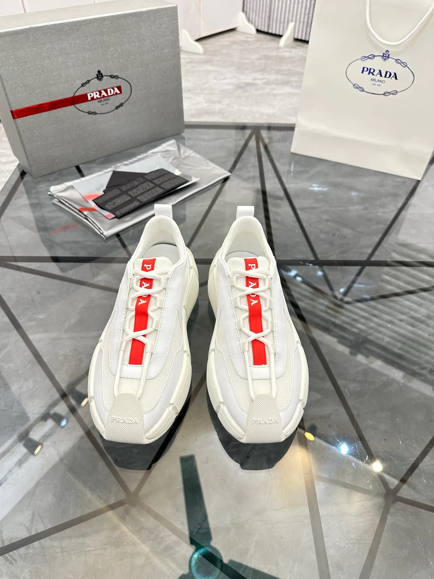 Men's shoes: 💰P540¥ High-end top quality Product trademark: Prada *"Prada*" low-top casual shoes Regular size: 38-45 (can be customized to 46) Product materials: imported first-layer cowhide leather splicing breathable mesh upper, breathable lining, cowhide foot pads, original ultra-light foam outsole. No.: 001